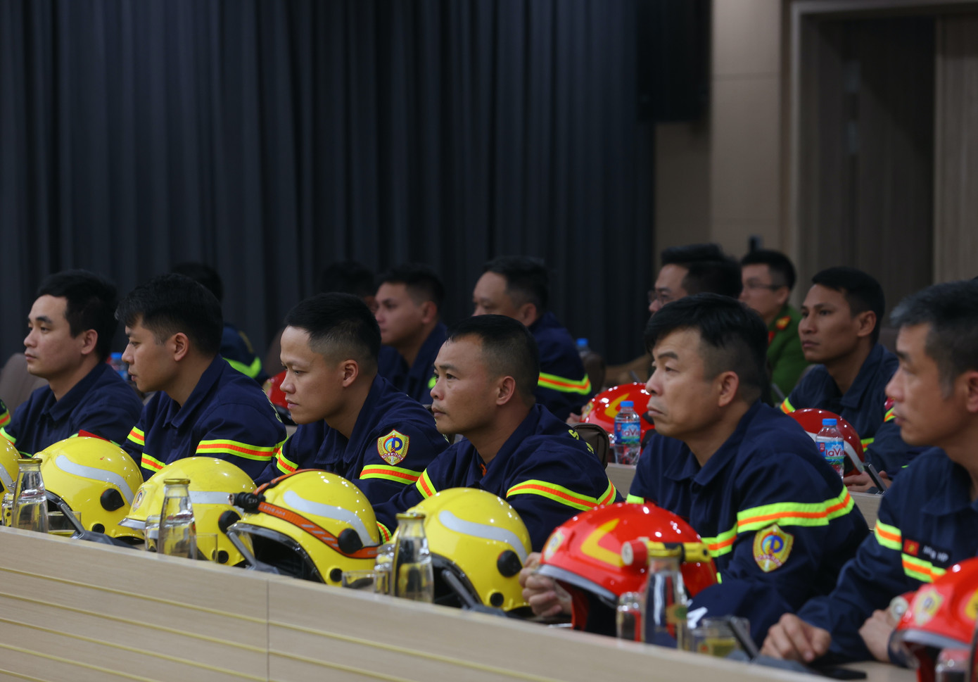 Trung tướng Lê Văn Tuyến chụp ảnh cùng đoàn công tác. Ảnh: Phạm Kiên Trung tướng Lê Văn Tuyến chụp ảnh cùng đoàn công tác. Ảnh: Phạm Kiên