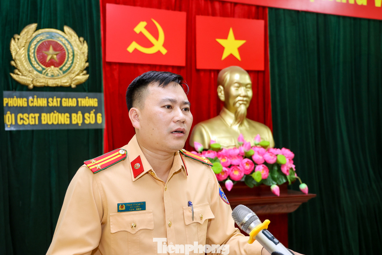 Trung tá Phạm Văn Chiến - Đội trưởng Đội CSGT đường bộ số 6 quán triệt tới cán bộ, chiến sĩ trong đơn vị trước khi triển khai làm nhiệm vụ.