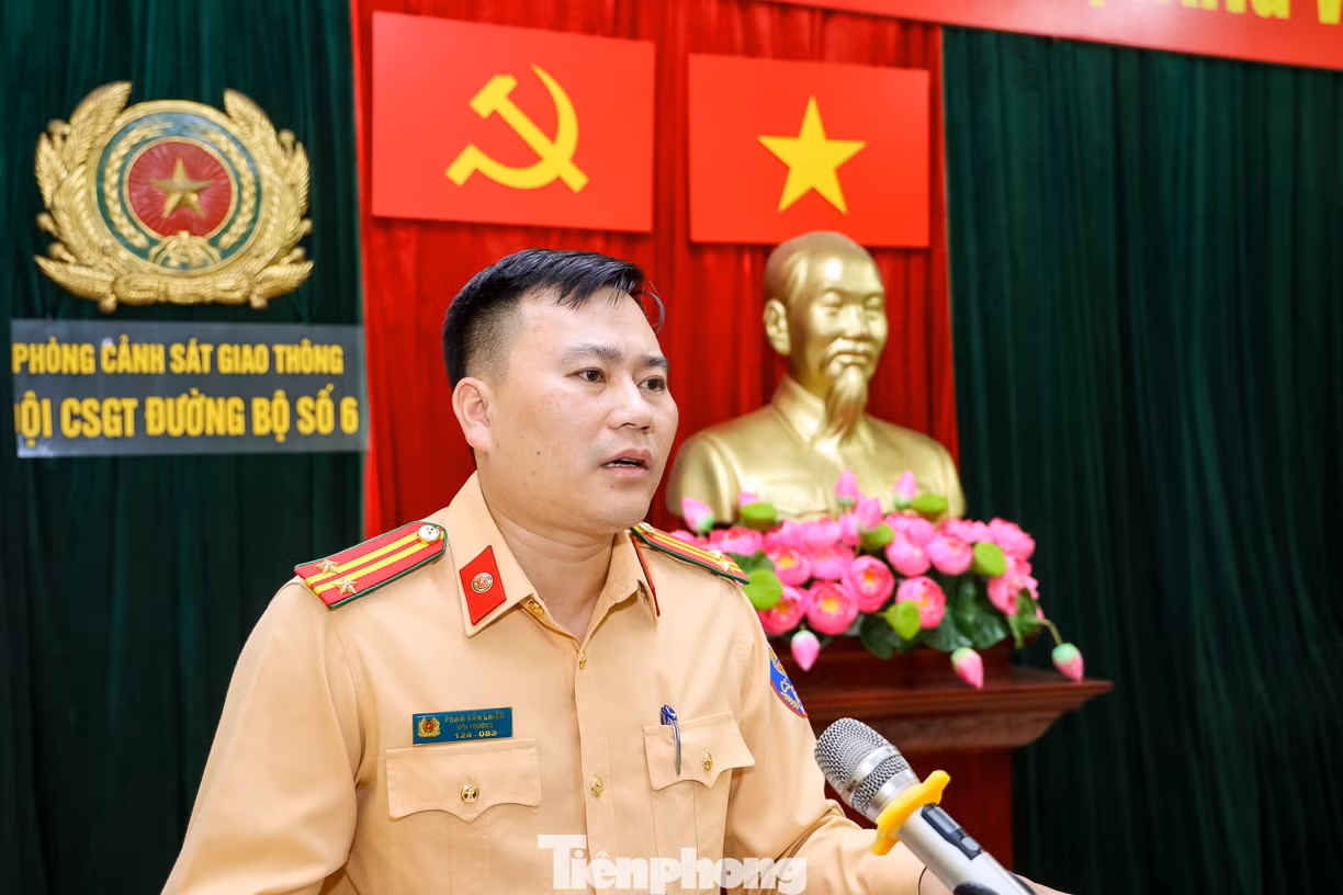 Trung tá Phạm Văn Chiến - Đội trưởng Đội CSGT đường bộ số 6 quán triệt tới cán bộ, chiến sĩ trong đơn vị trước khi triển khai làm nhiệm vụ. Trung tá Phạm Văn Chiến - Đội trưởng Đội CSGT đường bộ số 6 quán triệt tới cán bộ, chiến sĩ trong đơn vị trước khi triển khai làm nhiệm vụ.