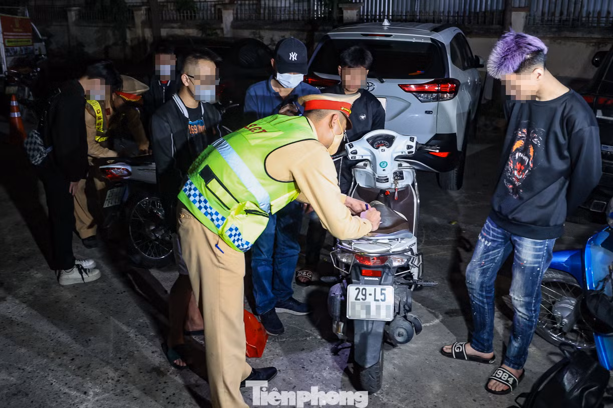 3 thanh niên "tóc xanh, tóc đỏ" đi trên chiếc xe máy bị tổ công tác dừng kiểm tra. 3 thanh niên "tóc xanh, tóc đỏ" đi trên chiếc xe máy bị tổ công tác dừng kiểm tra.