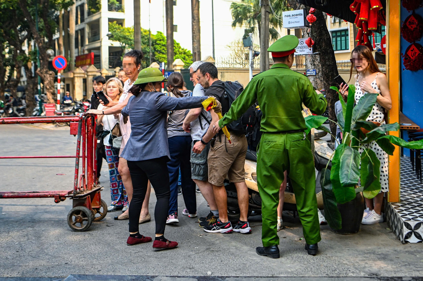 Lực lượng cảnh sát làm nhiệm vụ tại khu vực "phố cà phê đường tàu".