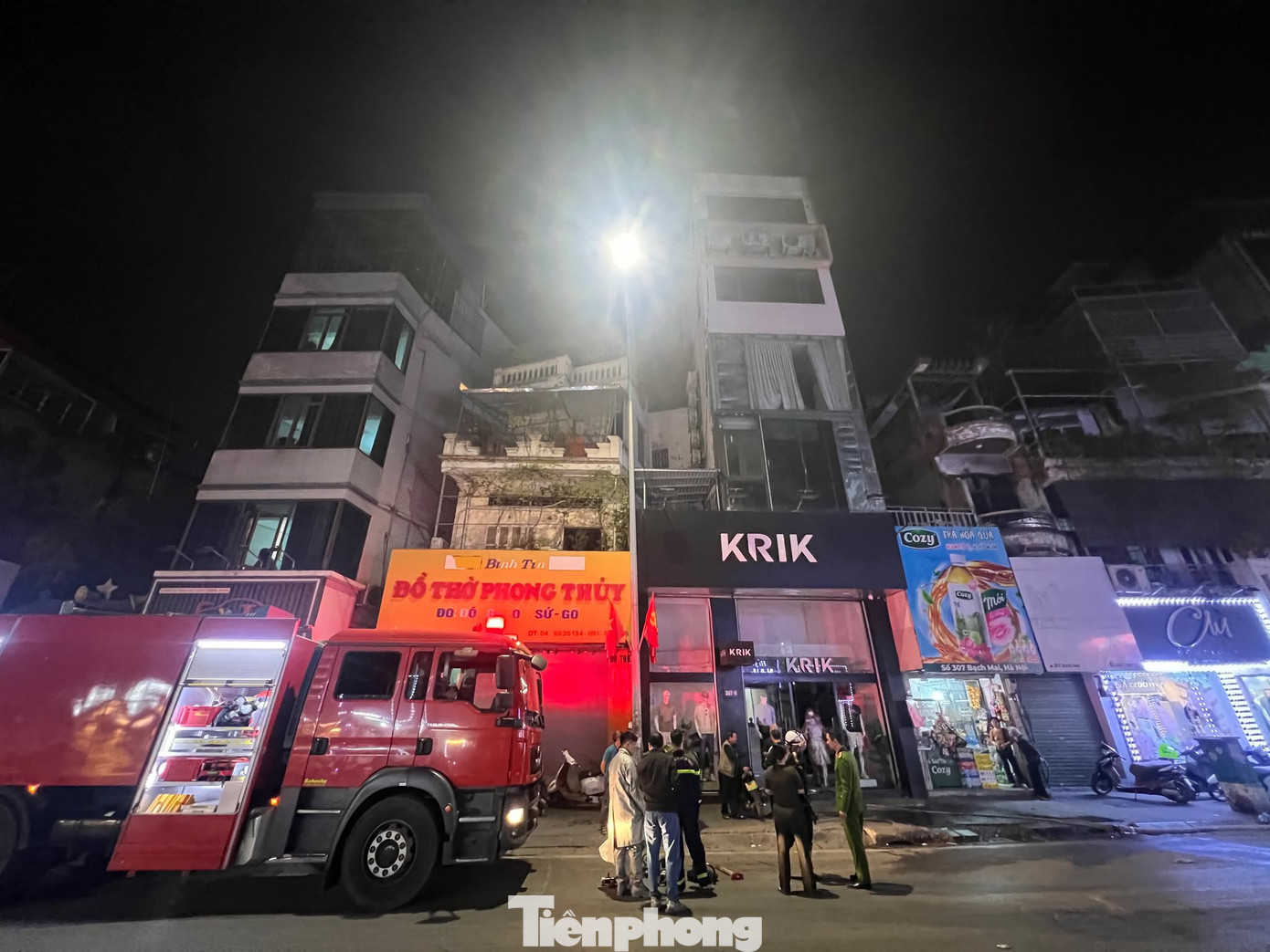 Lực lượng chữa cháy có mặt tại ngôi nhà xảy ra hỏa hoạn. Lực lượng chữa cháy có mặt tại ngôi nhà xảy ra hỏa hoạn.