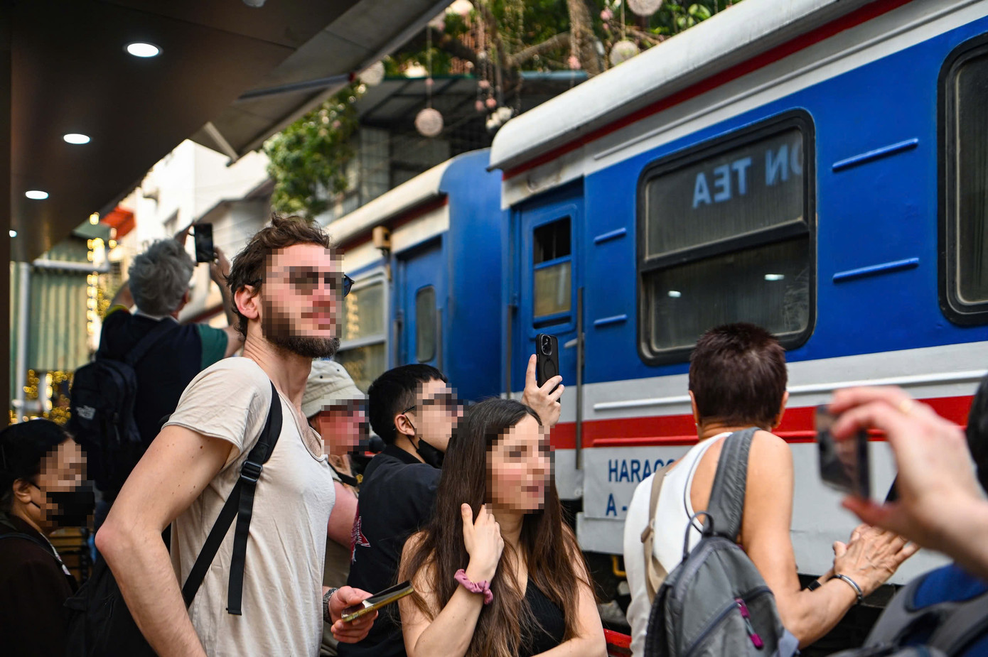 Du khách tiến sát tàu hỏa đi qua để chụp ảnh.