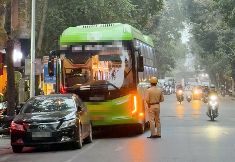 Xe khách dừng, đỗ tại nơi có biển cấm bị lực lượng CSGT phát hiện, lập biên bản xử lý.