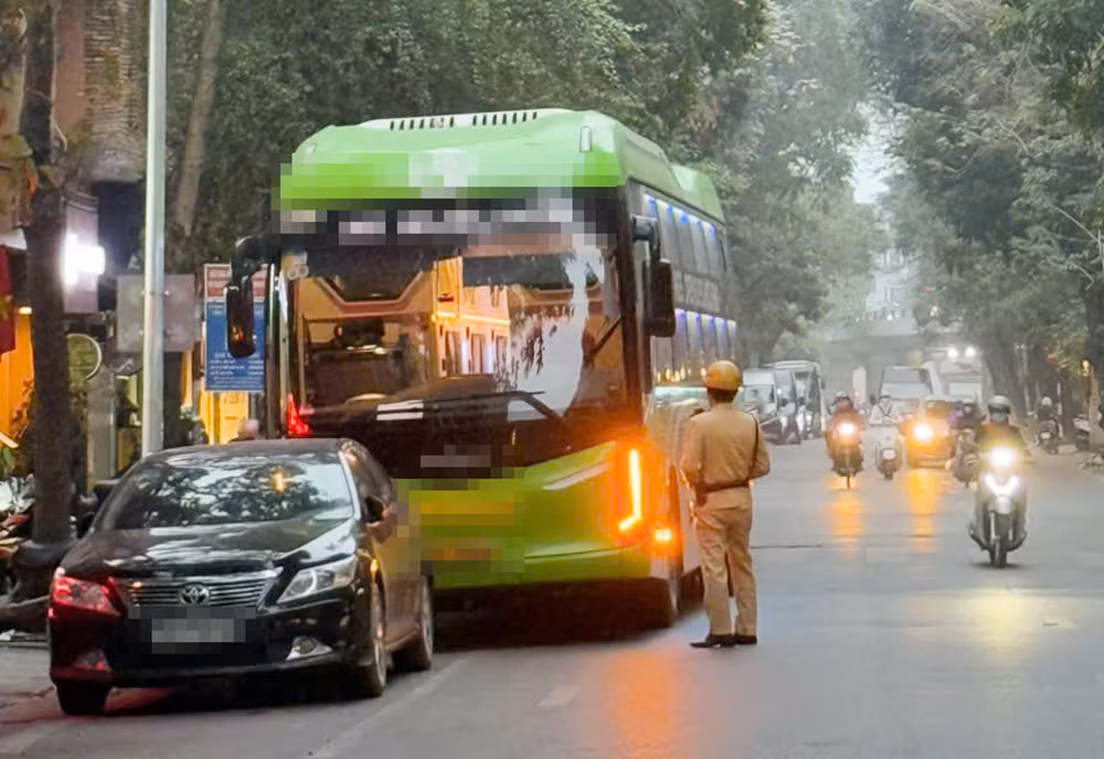Xe khách dừng, đỗ tại nơi có biển cấm bị lực lượng CSGT phát hiện, lập biên bản xử lý.