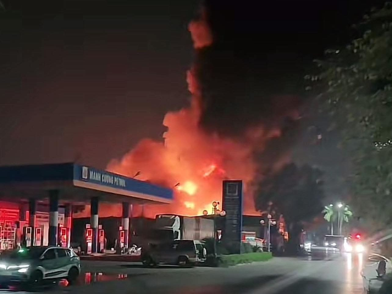 Ngọn lửa bùng lên dữ dội tại kho xưởng ở xã Đông Dư. Ảnh người dân chia sẻ. Ngọn lửa bùng lên dữ dội tại kho xưởng ở xã Đông Dư. Ảnh người dân chia sẻ.