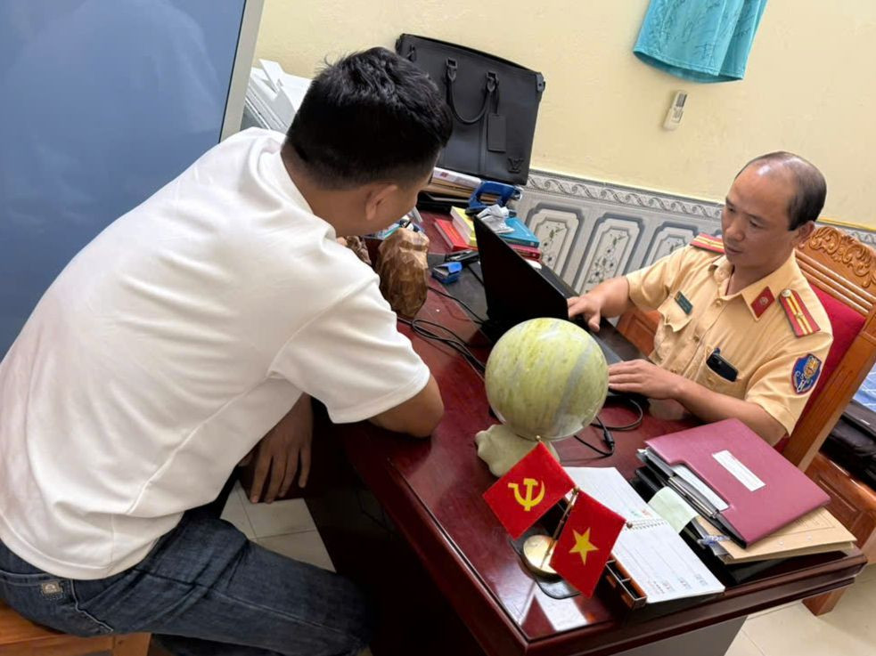 Lực lượng chức năng làm việc với tài xế. Lực lượng chức năng làm việc với tài xế.