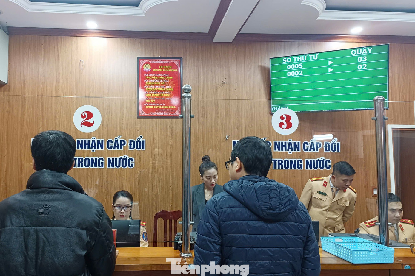 Lực lượng CSGT Hà Nội cấp, đổi GPLX cho người dân.