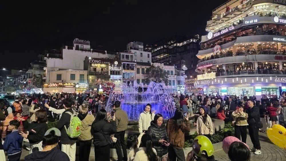 Người dân khi thăm quan khu vực toà nhà Hàm Cá Mập tránh dừng đỗ phương tiện sai quy định gây mất an toàn giao thông. Người dân khi thăm quan khu vực toà nhà Hàm Cá Mập tránh dừng đỗ phương tiện sai quy định gây mất an toàn giao thông.