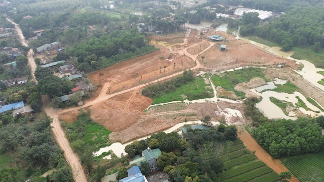 Khu vực khai thác, hủy hoại đất. Khu vực khai thác, hủy hoại đất.