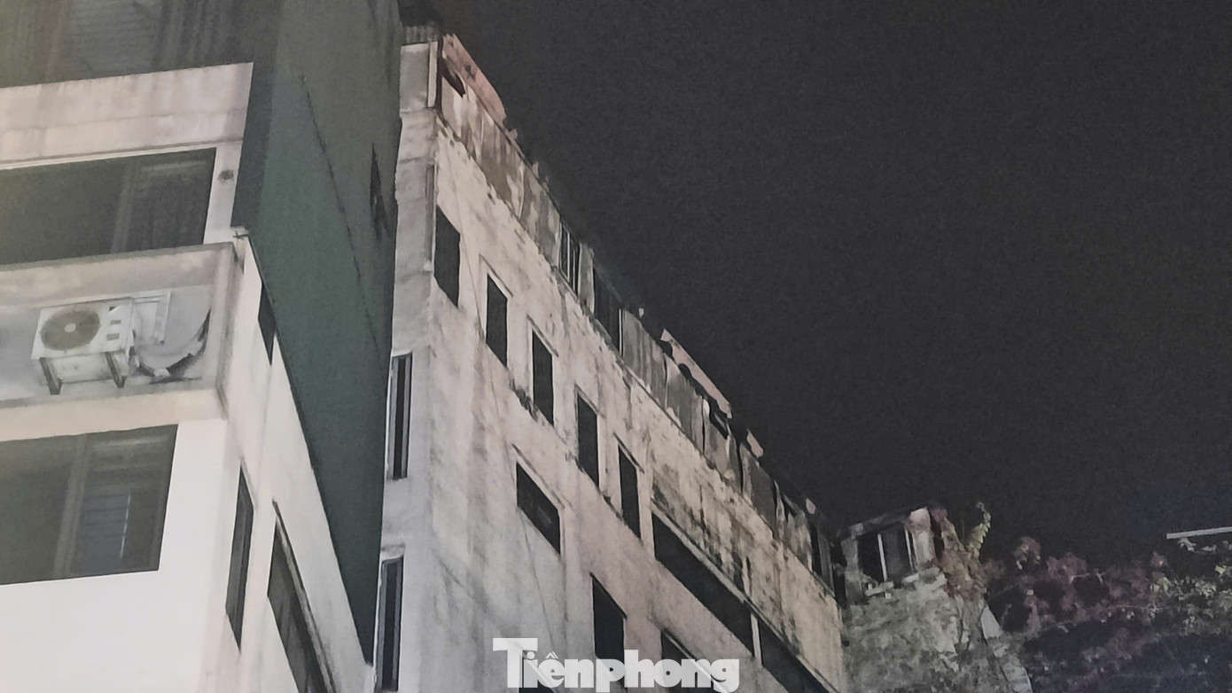 Tầng tum ngôi nhà quây kín tôn là nơi xảy ra hỏa hoạn. Tầng tum ngôi nhà quây kín tôn là nơi xảy ra hỏa hoạn.