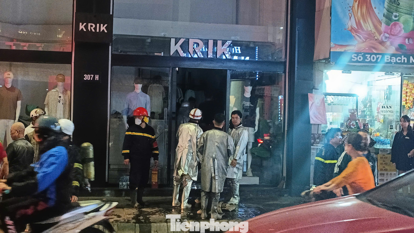 Bên dưới tầng 1 là cửa hàng quần áo. Bên dưới tầng 1 là cửa hàng quần áo.