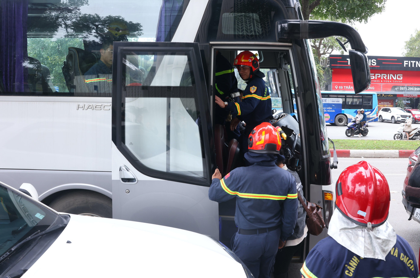 Đoàn công tác lên xe ra sân bay sang Myanmar. Ảnh: Phạm Kiên Đoàn công tác lên xe ra sân bay sang Myanmar. Ảnh: Phạm Kiên