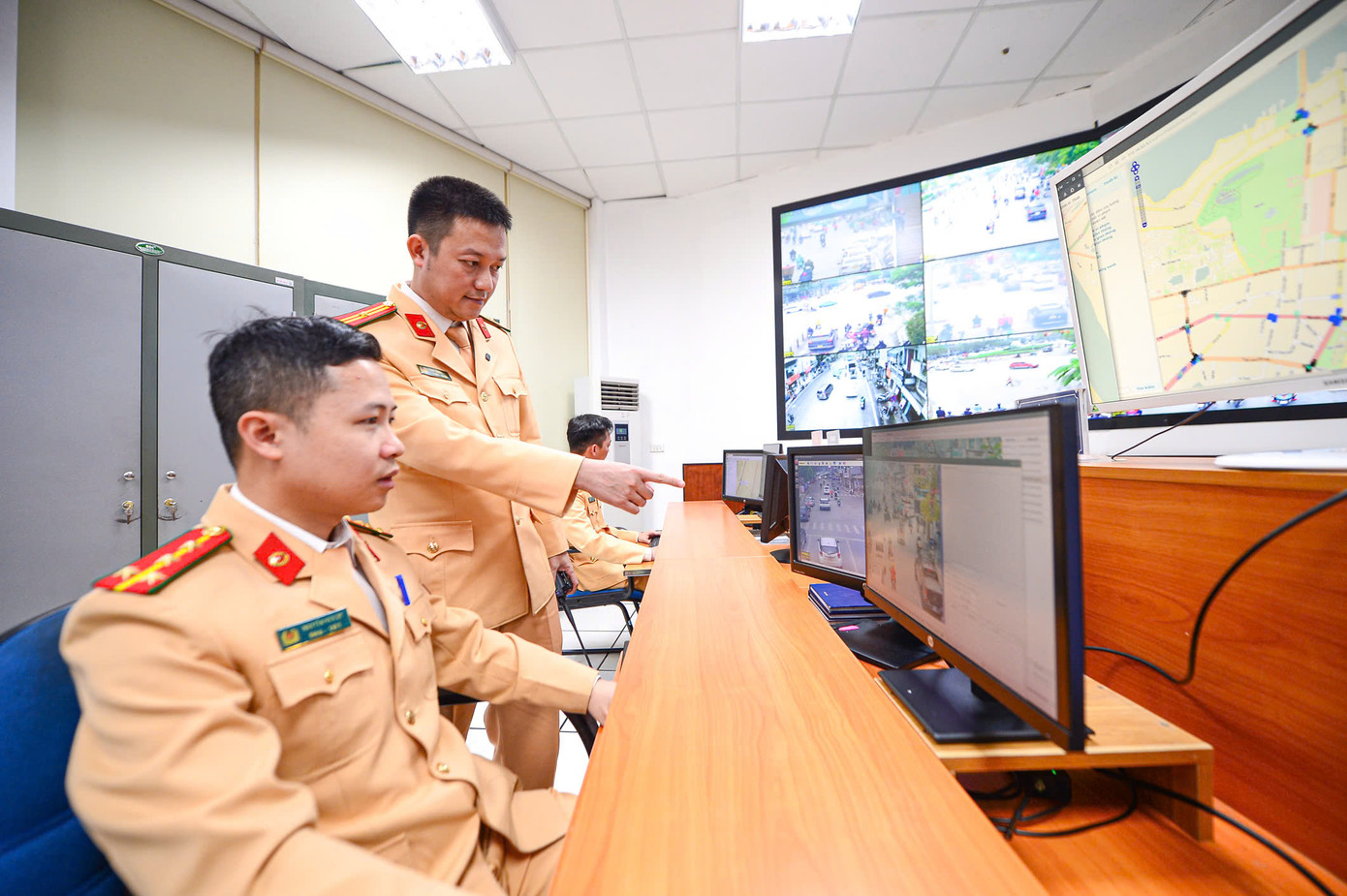 Các cán bộ, chiến sĩ tại trung tâm luôn phối hợp nhịp nhàng với đội địa bàn để nắm tình hình giao thông.