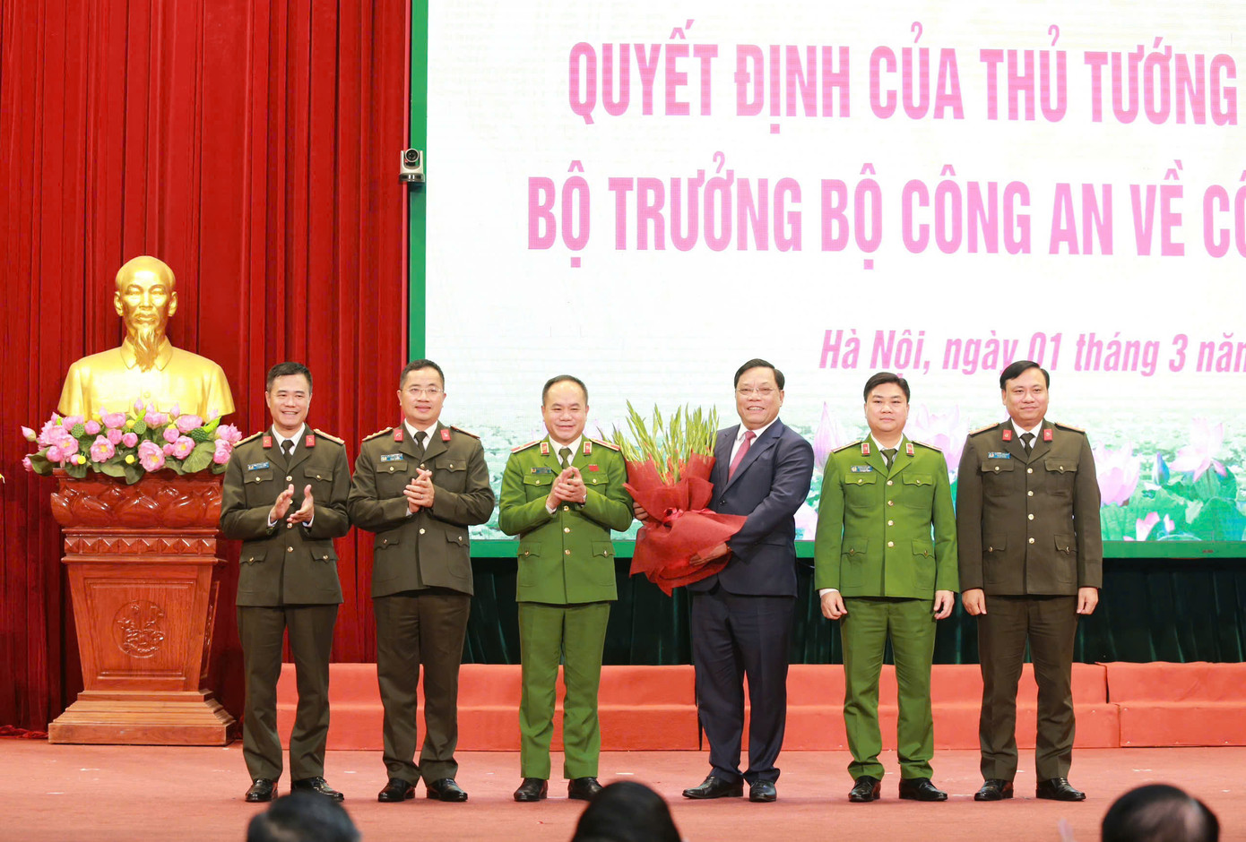 Trung tướng Nguyễn Hải Trung và lãnh đạo Công an TP Hà Nội.