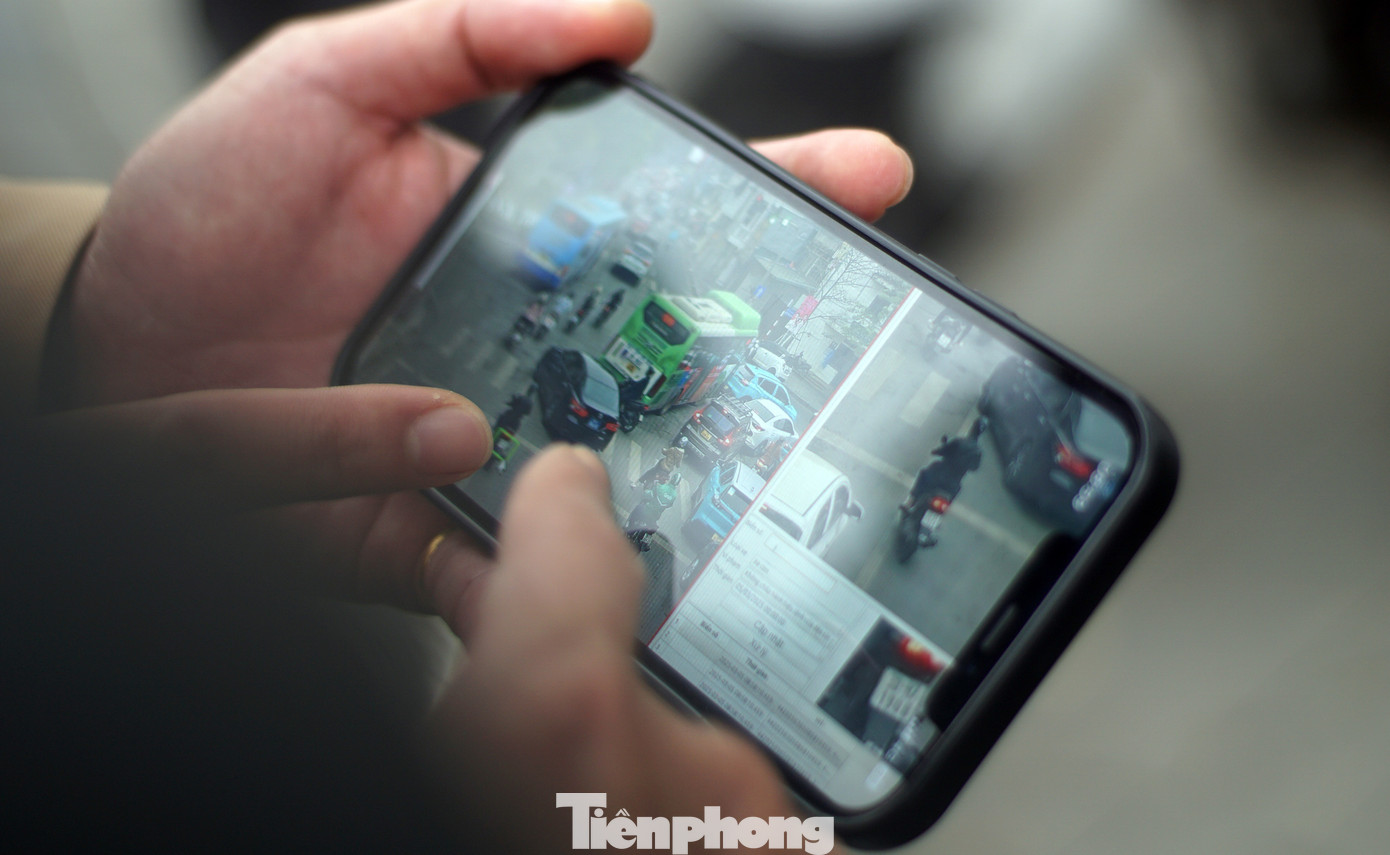 Nam tài xế được xem lại hình ảnh vi phạm.