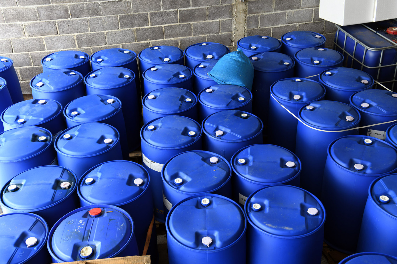 Thành phẩm của giai đoạn này là khoảng 1,8 tấn bột màu vàng, được các đối tượng đóng vào 27 thùng xốp, sau đó gửi vào kho đông lạnh ở Nha Trang. Đồng thời tuyên bố dừng sản xuất, cho các đối tượng nghỉ việc về quê. Ở khâu này, các đối tượng tạo vỏ bọc là sản xuất chất tạo bọt xử lý nước thải. Chỉ ít ngày sau, Minh tuyển 4 người khác, đồng thời thuê 2 đối tượng người Đài Loan (Trung Quốc) có trình độ về sản xuất ma túy để tiếp tục thực hiện giai đoạn hai. Minh cho mua nhiều xoong quân dụng, bông gòn, rổ nhựa, bếp gas công nghiệp.