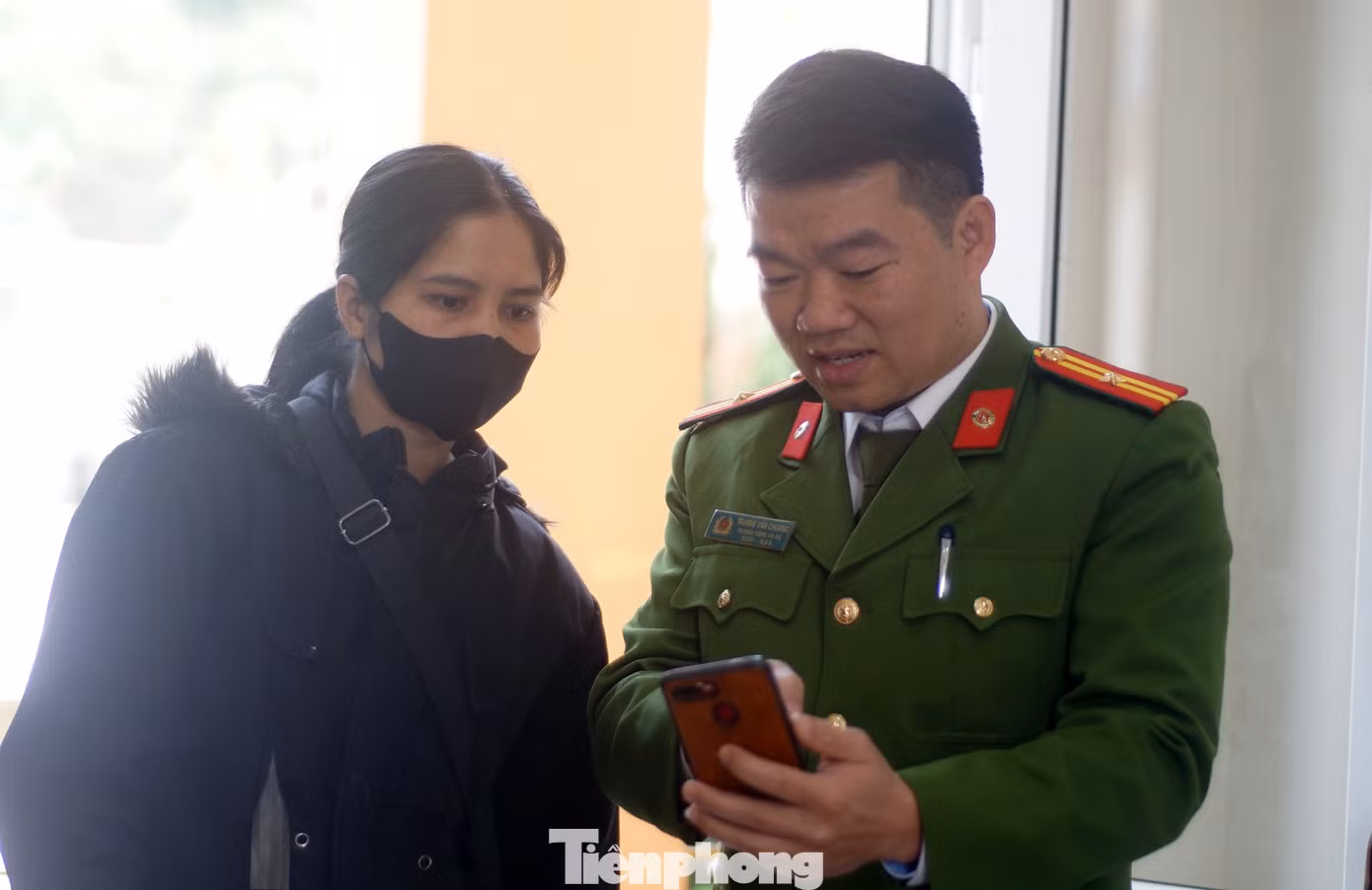 Cán bộ Công an hướng dẫn người dân sử dụng ứng dụng VNeID. Ảnh: Thanh Hà Cán bộ Công an hướng dẫn người dân sử dụng ứng dụng VNeID. Ảnh: Thanh Hà