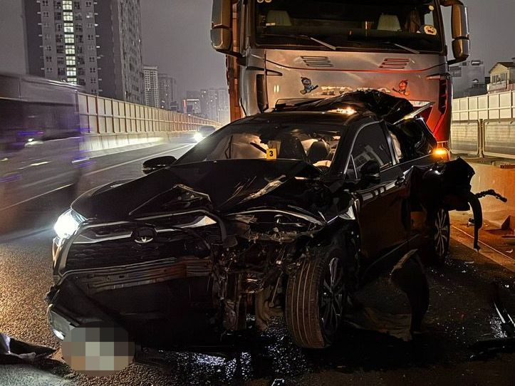 Cả bốn phương tiện hư hỏng sau va chạm.