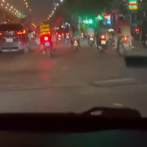 Chiến sĩ CSGT đi phía trước "mở đường" cho xe ô tô chở người bệnh.