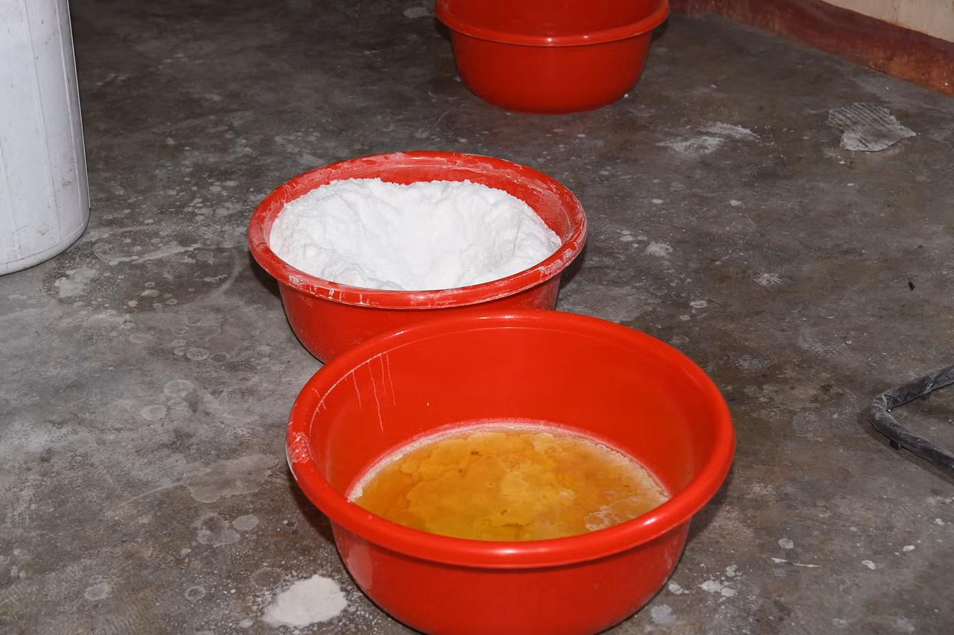 Cận cảnh khu nhà xưởng và số ma túy thu giữ trong chuyên án. Ảnh: CACC