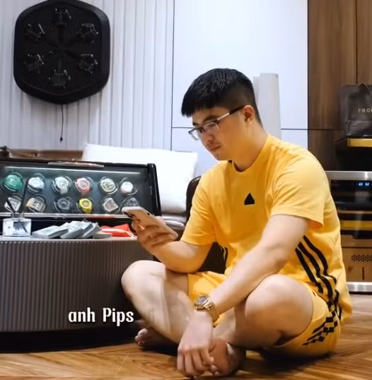 Đối tượng Mr. Pips "khoe" số đồng hồ trị giá hàng chục tỷ đồng trên mạng xã hội. Đối tượng Mr. Pips "khoe" số đồng hồ trị giá hàng chục tỷ đồng trên mạng xã hội.