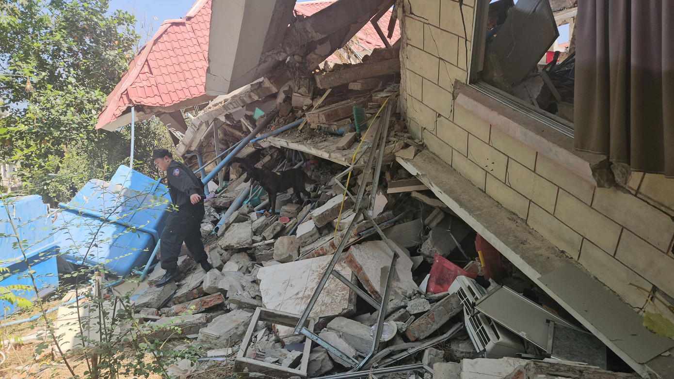 Ngôi nhà bị đổ sập hoàn toàn gây khó khăn trong công tác tìm kiếm. Ảnh: Lê Hoàng