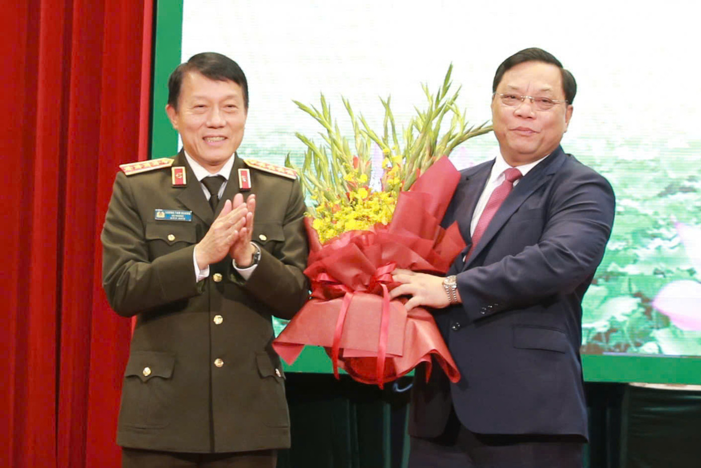 Đại tướng Lương Tam Quang tặng hoa chúc mừng Trung tướng Nguyễn Hải Trung.