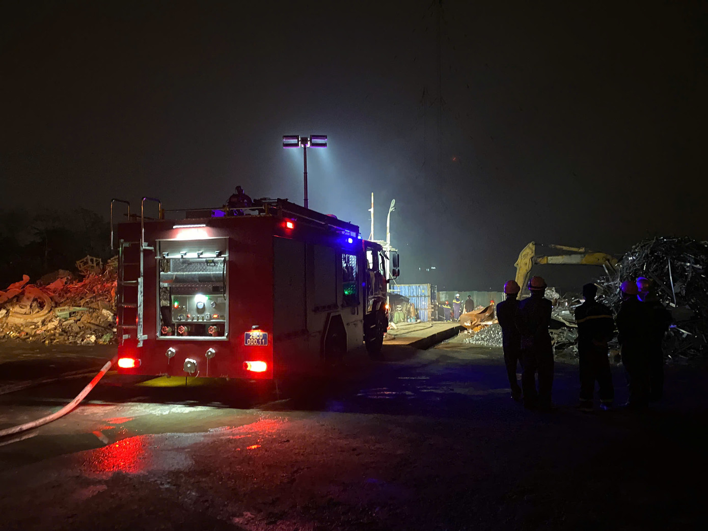 Lực lượng chức năng có mặt chữa cháy.