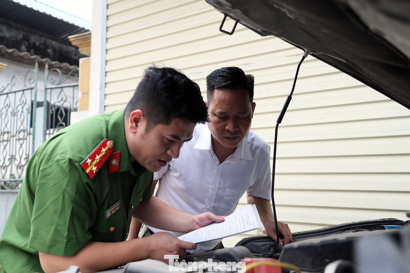 Người dân đến làm thủ tục thuận tiện hơn khi công an xã tiếp nhận nhiệm vụ.