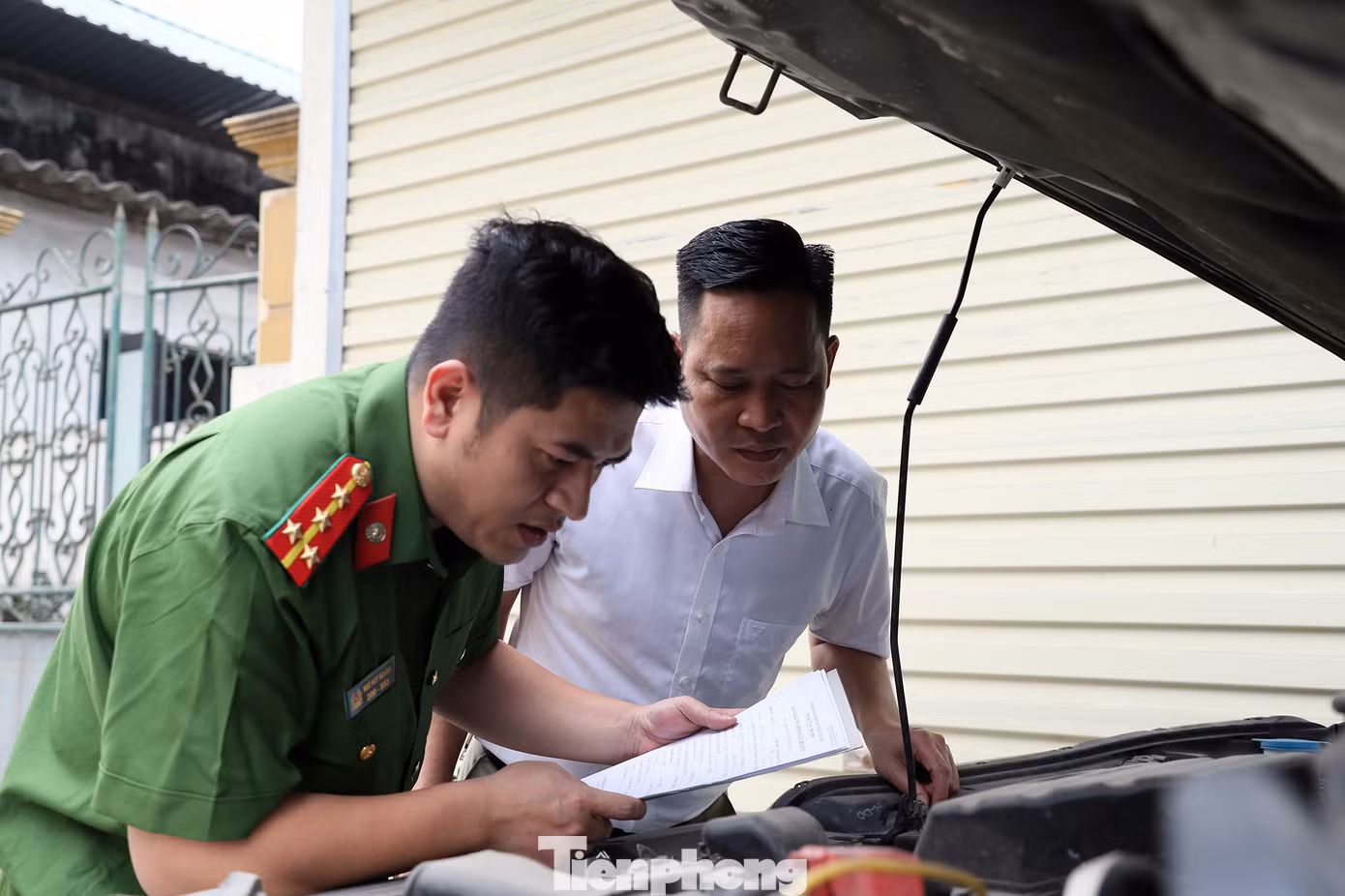 Người dân đến làm thủ tục thuận tiện hơn khi công an xã tiếp nhận nhiệm vụ.