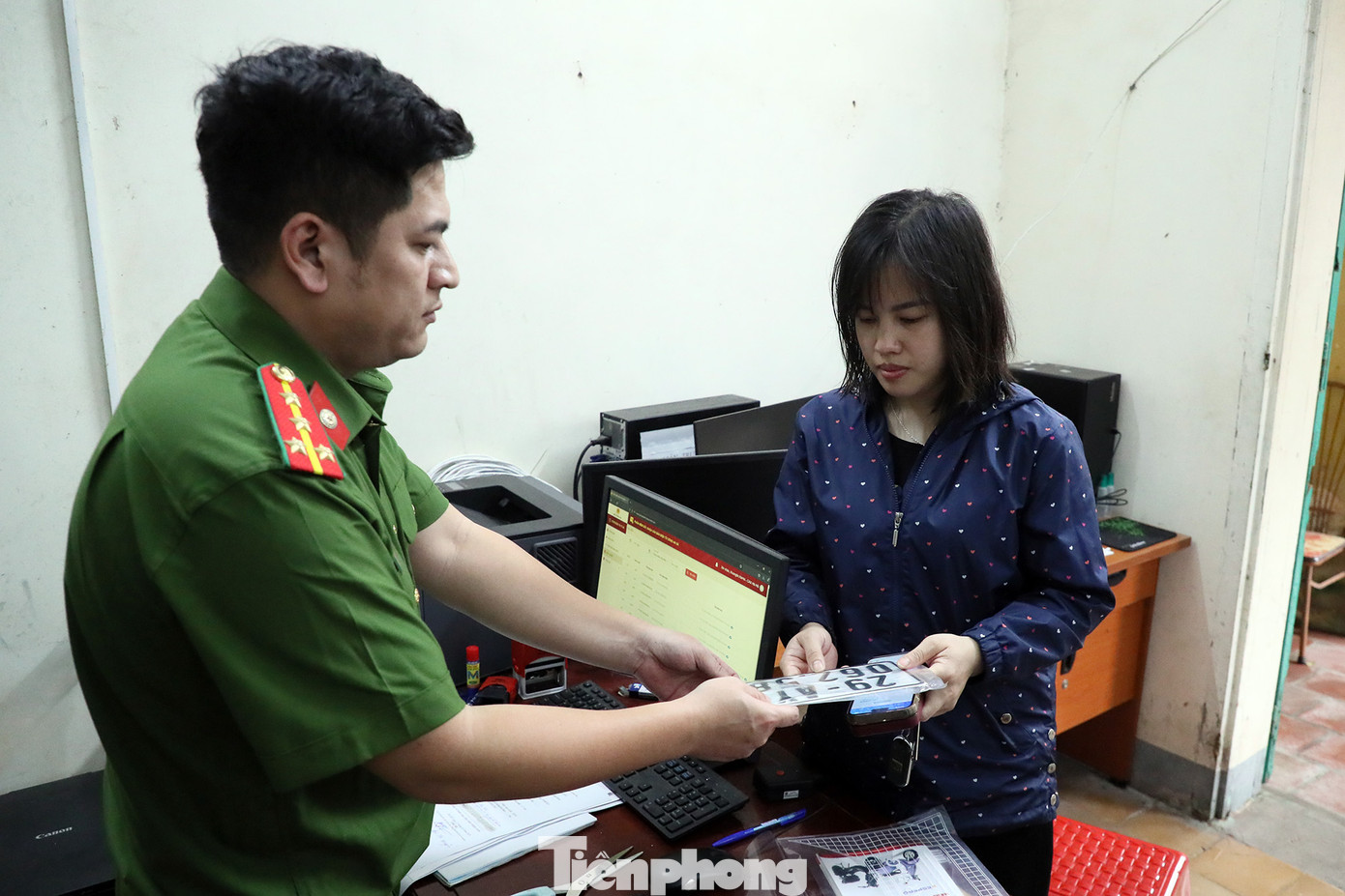 Chị Xuyến cho biết, việc đăng ký xe thực hiện trên dịch vụ công rất nhanh và tiết kiệm thời gian đi lại.