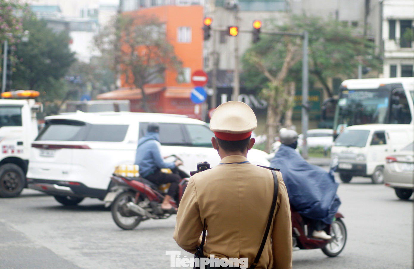 Cán bộ tổ công tác làm nhiệm vụ trên tuyến đường Điện Biên Phủ - Cửa Nam. Ảnh: Thanh Hà