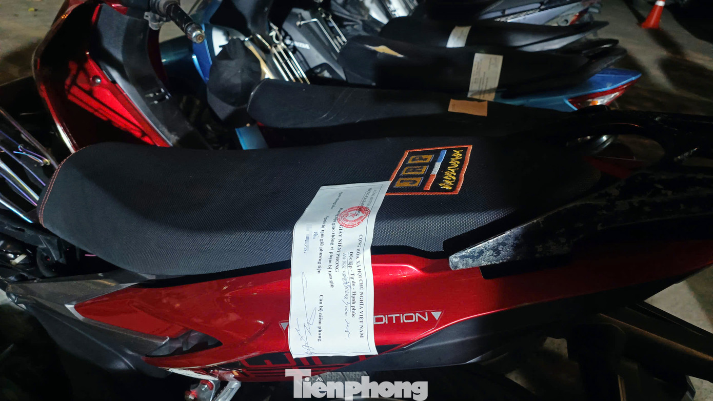 Nam tài xế cho biết việc bản thân "độ" pô xe chỉ để thỏa đam mê. Ảnh: Thanh Hà.