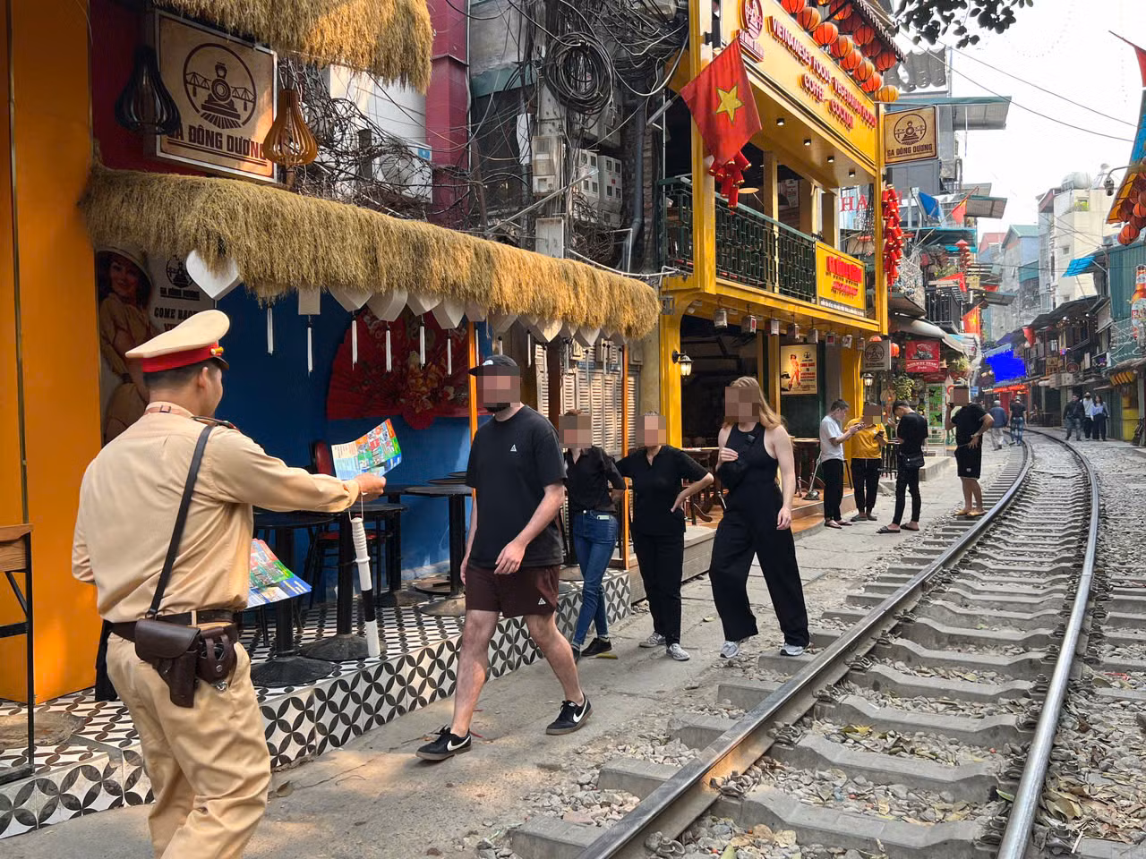 Nhiều du khách đến "phố cà phê đường tàu" thăm quan. Nhiều du khách đến "phố cà phê đường tàu" thăm quan.