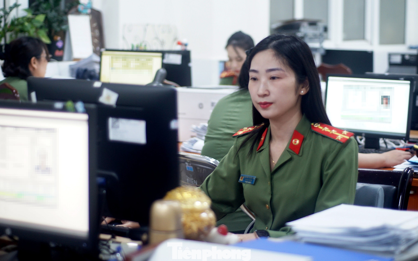 Với tinh thần "Vì nhân dân phục vụ" nhiều cán bộ không quản ngại làm thêm giờ. Với tinh thần "Vì nhân dân phục vụ" nhiều cán bộ không quản ngại làm thêm giờ.