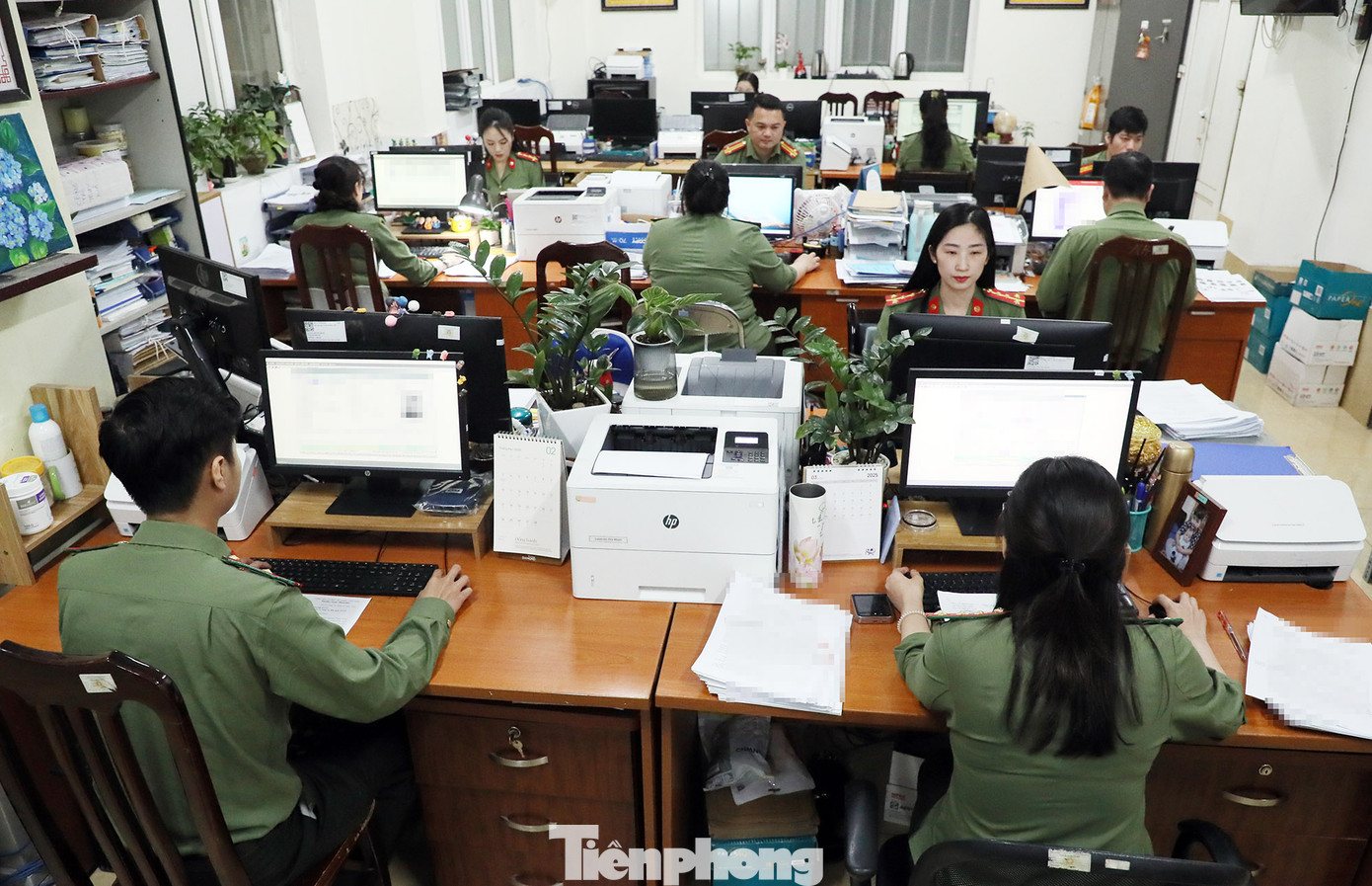 Các cán bộ Phòng Hồ sơ nghiệp vụ bận rộn với công việc hàng ngày. Các cán bộ Phòng Hồ sơ nghiệp vụ bận rộn với công việc hàng ngày.