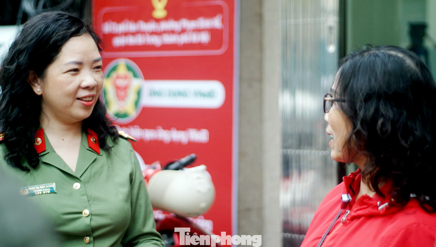 Thượng tá Phạm Thị Thùy Dương - Trưởng Phòng Hồ sơ nghiệp vụ trao đổi với người dân đến làm thủ tục. Thượng tá Phạm Thị Thùy Dương - Trưởng Phòng Hồ sơ nghiệp vụ trao đổi với người dân đến làm thủ tục.