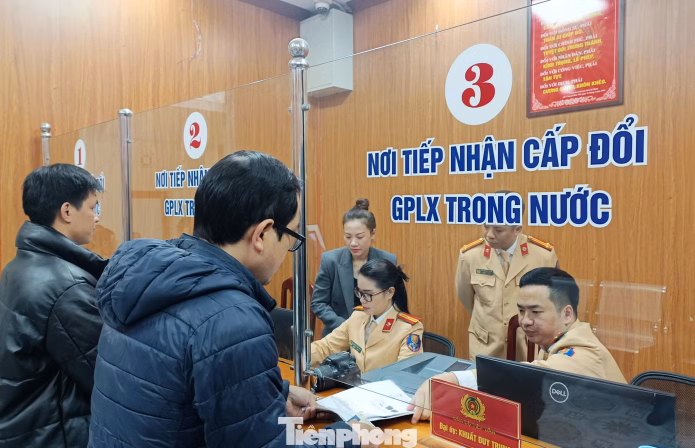 Người dân thực hiện nộp hồ sơ. Ảnh: Thanh Hà.