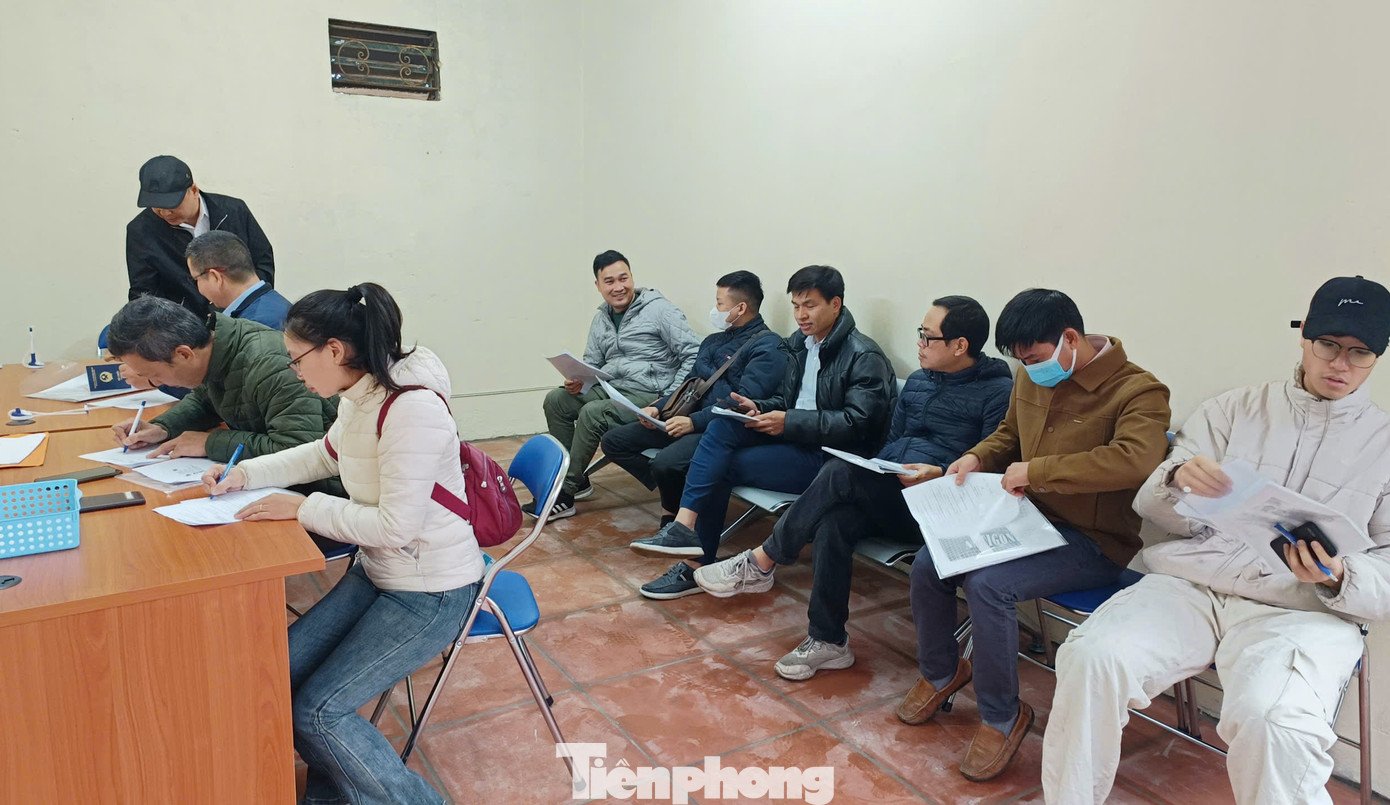 Mặc dù người dân đến đông nhưng không xảy ra tình trạng phải xếp hàng dài chờ đợi như trước đây. Cán bộ, chiến sĩ bố trí 3 phòng chờ để người dân ghi phiếu, thông tin. Ảnh: Thanh Hà. Mặc dù người dân đến đông nhưng không xảy ra tình trạng phải xếp hàng dài chờ đợi như trước đây. Cán bộ, chiến sĩ bố trí 3 phòng chờ để người dân ghi phiếu, thông tin. Ảnh: Thanh Hà.