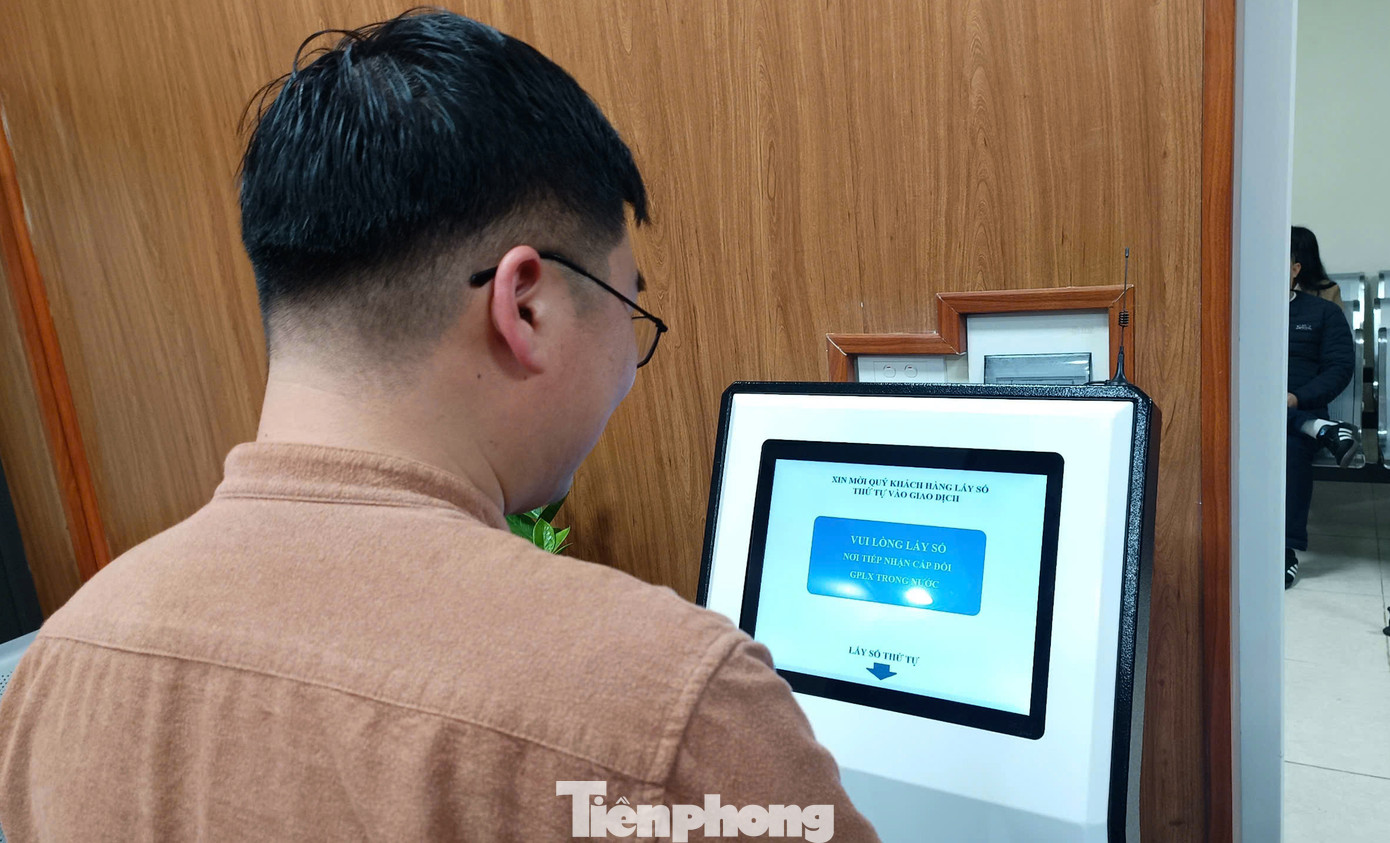 Đối với các trường hợp làm hồ sơ trực tiếp người dân sẽ làm đơn đề nghị theo mẫu. Sau khi thông tin chính xác sẽ lấy số chờ nộp hồ sơ và nhận giấy hẹn. Ảnh: Thanh Hà. Đối với các trường hợp làm hồ sơ trực tiếp người dân sẽ làm đơn đề nghị theo mẫu. Sau khi thông tin chính xác sẽ lấy số chờ nộp hồ sơ và nhận giấy hẹn. Ảnh: Thanh Hà.