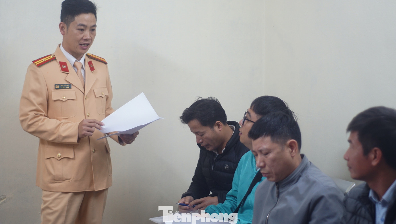 Người dân làm thủ tục đổi giấy phép lái xe tại Đội Sát hạch, cấp giấy phép lái xe cơ giới đường bộ (Phòng CSGT, Công an TP Hà Nội).