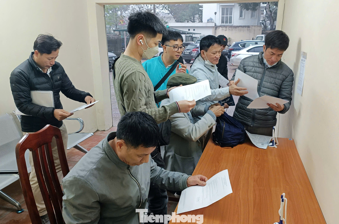 Khoảng hơn 7h ngày 1/3, nhiều người dân có mặt tại trụ sở Đội Sát hạch, cấp giấy phép lái xe cơ giới đường bộ làm thủ tục cấp, đổi giấy phép lái xe. Ảnh: Thanh Hà. Khoảng hơn 7h ngày 1/3, nhiều người dân có mặt tại trụ sở Đội Sát hạch, cấp giấy phép lái xe cơ giới đường bộ làm thủ tục cấp, đổi giấy phép lái xe. Ảnh: Thanh Hà.