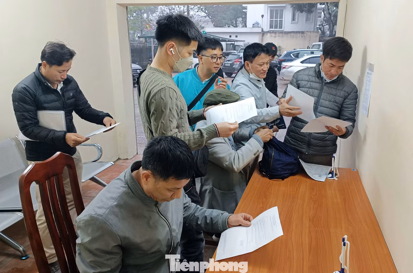 Khoảng hơn 7h ngày 1/3, nhiều người dân có mặt tại trụ sở Đội Sát hạch, cấp giấy phép lái xe cơ giới đường bộ làm thủ tục cấp, đổi giấy phép lái xe. Ảnh: Thanh Hà.
