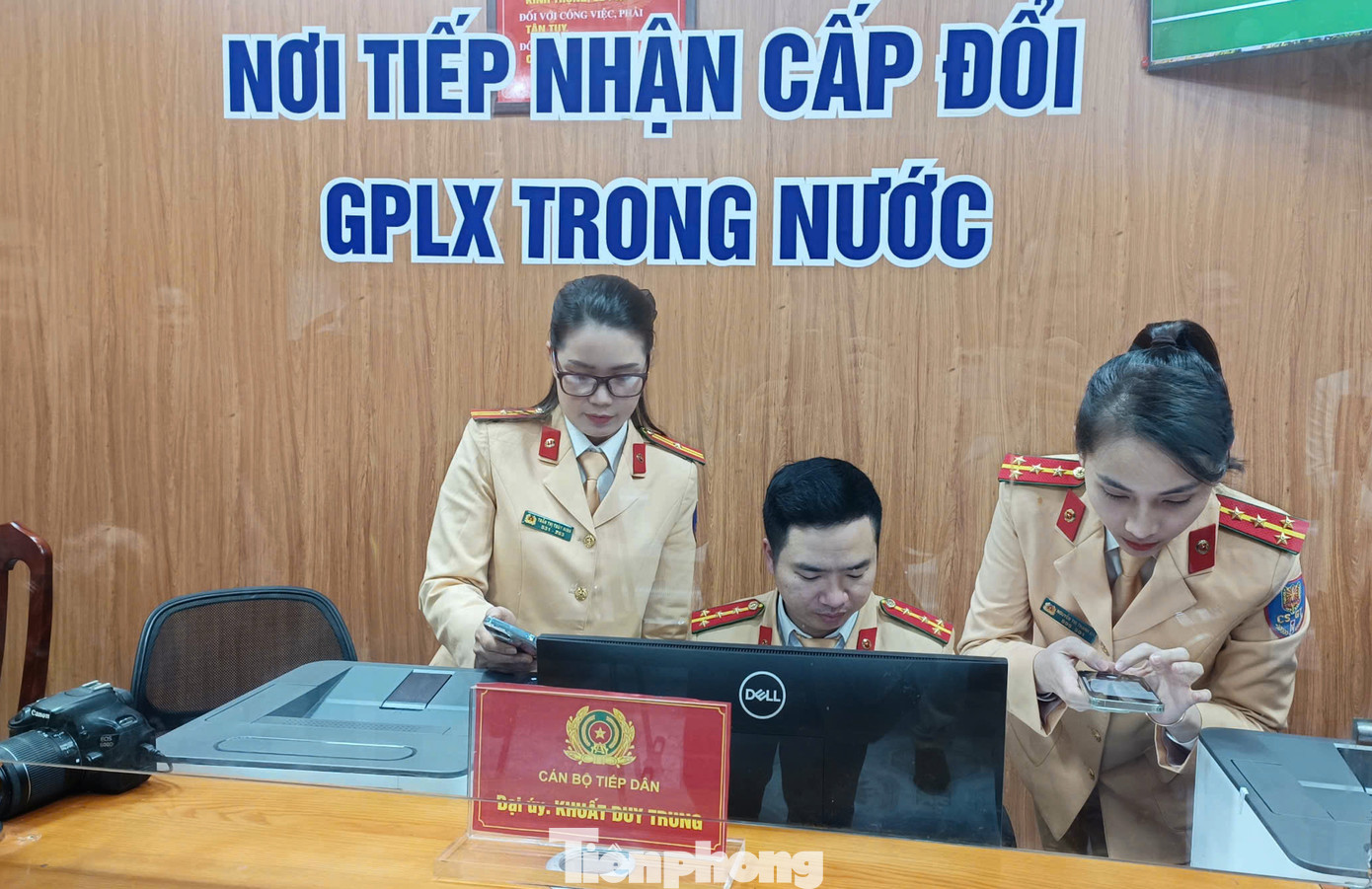 Lực lượng CSGT Hà Nội tiếp nhận cấp, đổi GPLX. Ảnh: Thanh Hà Lực lượng CSGT Hà Nội tiếp nhận cấp, đổi GPLX. Ảnh: Thanh Hà