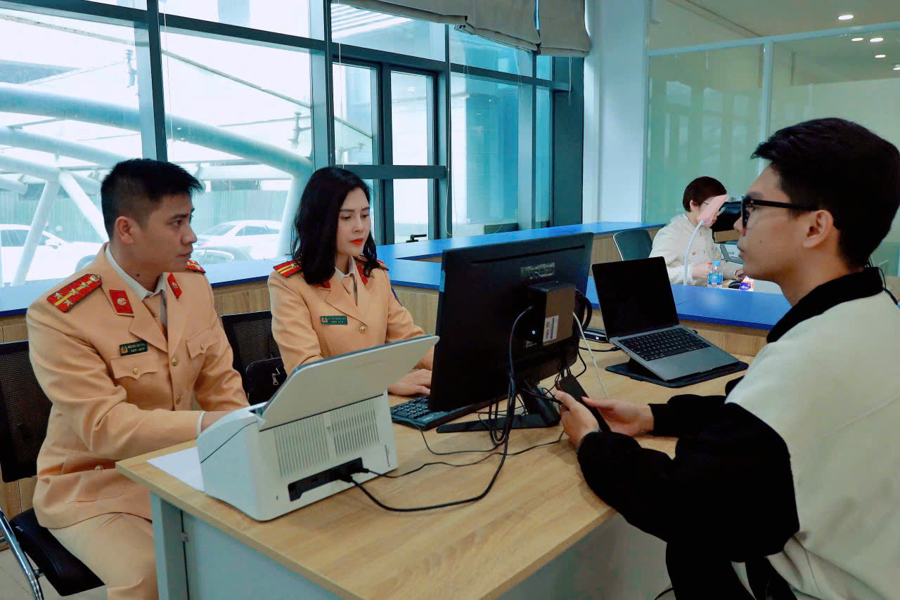 Người dân được hướng dẫn thực hiện việc cấp, đổi giấy phép lái xe trực tuyến.