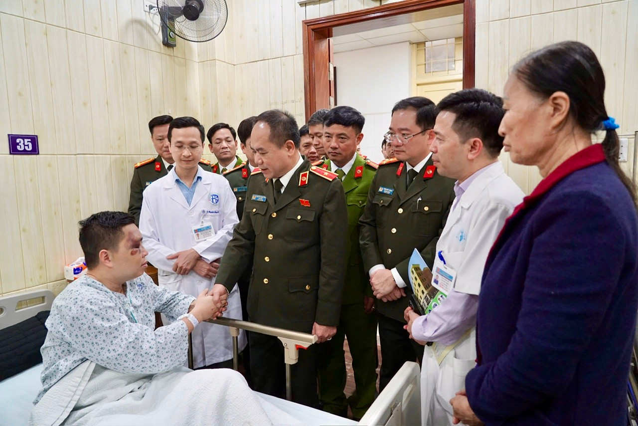 Thiếu tướng Nguyễn Thanh Tùng - Giám đốc Công an TP Hà Nội, thăm hỏi, động viên Thiếu tá Nguyễn Ngọc Ánh.