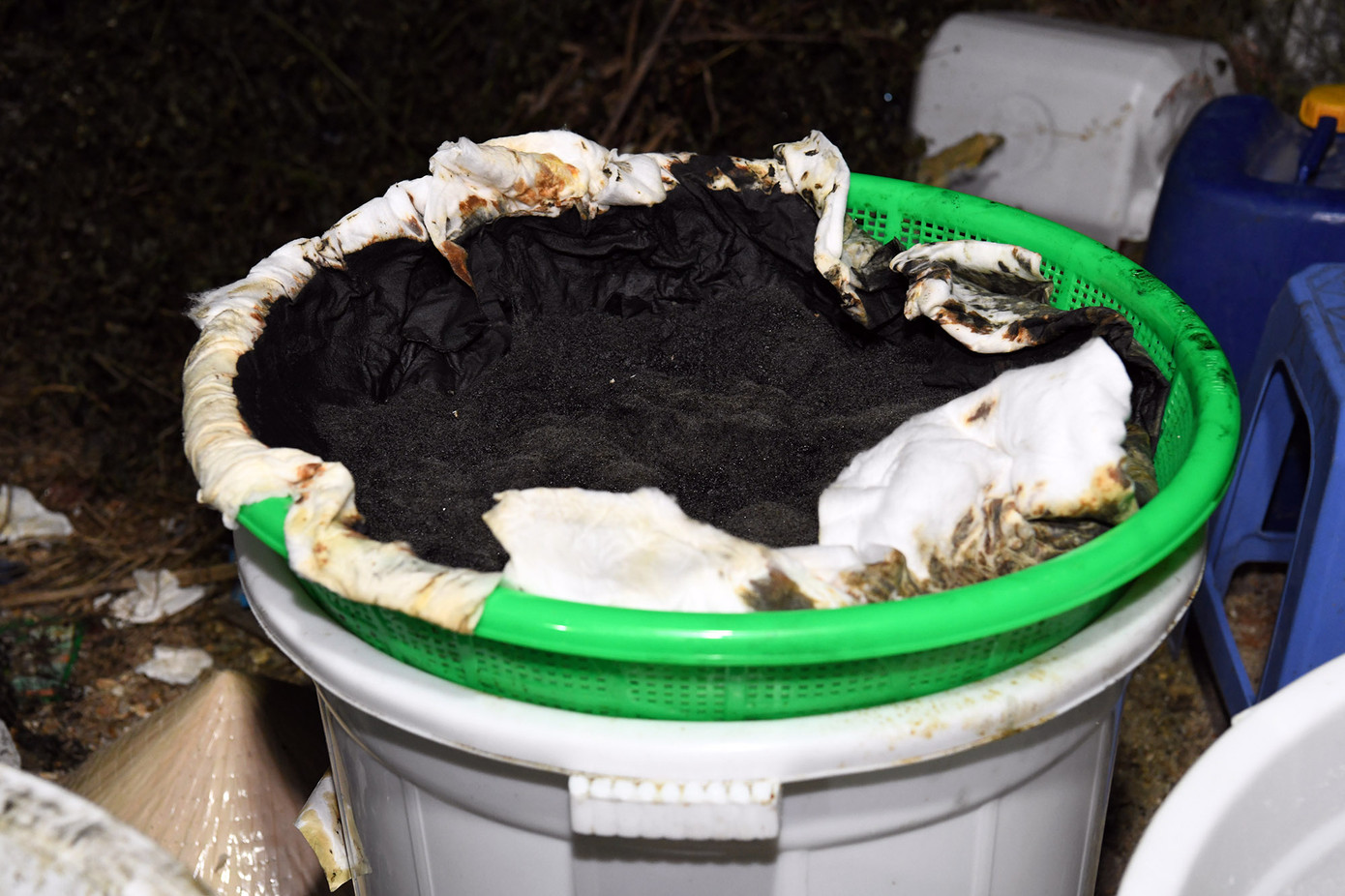 Sau khi thuê được đất, Minh thuê 2 đối tượng người Trung Quốc và 4 đối tượng người Việt Nam thi công, dựng cơ sở, lắp hệ thống điện 3 pha, mua máy phát điện, đồng thời Minh cũng cho lắp đặt các dây chuyền sản xuất ma túy, trong đó có 7 hệ thống bình phản ứng và làm lạnh dung tích lớn, máy li tâm, máy xử lý mùi, máy bơm hút chân không, máy lọc nước Cuối tháng 1/2025 nhà xưởng xây lắp xong, các đối tượng chuyển nguyên vật liệu, hóa chất và bắt tay vào sản xuất giai đoạn một. Các loại hóa chất được cho vào máy trộn, kết hợp các phụ gia và điều chỉnh nhiệt độ để tạo phản ứng giữa các chất hóa học.