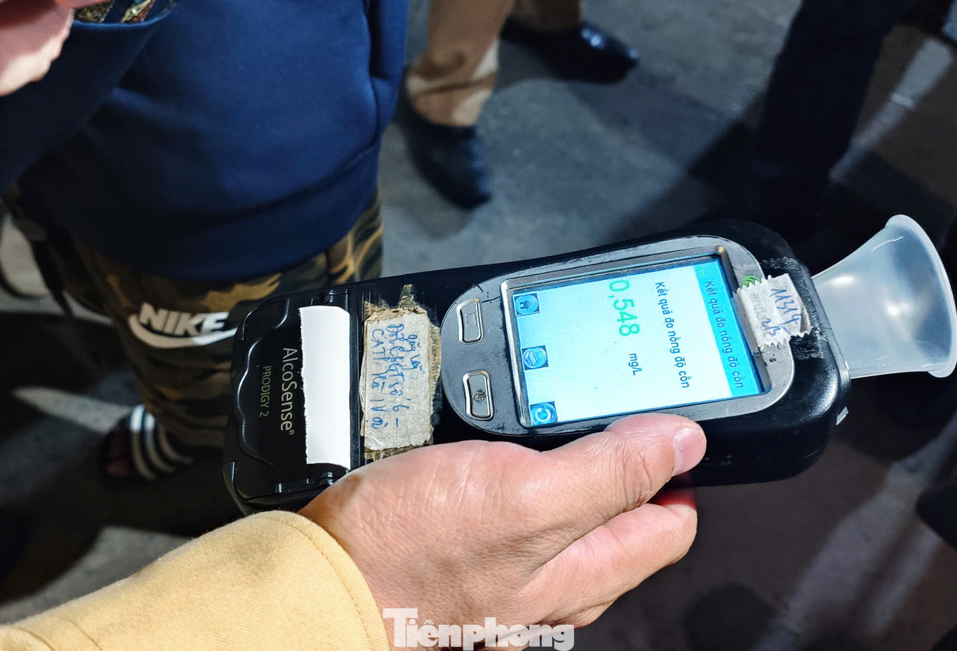 Nam tài xế bị phát hiện vi phạm nồng độ cồn ở mức cao. Ảnh: Thanh Hà.