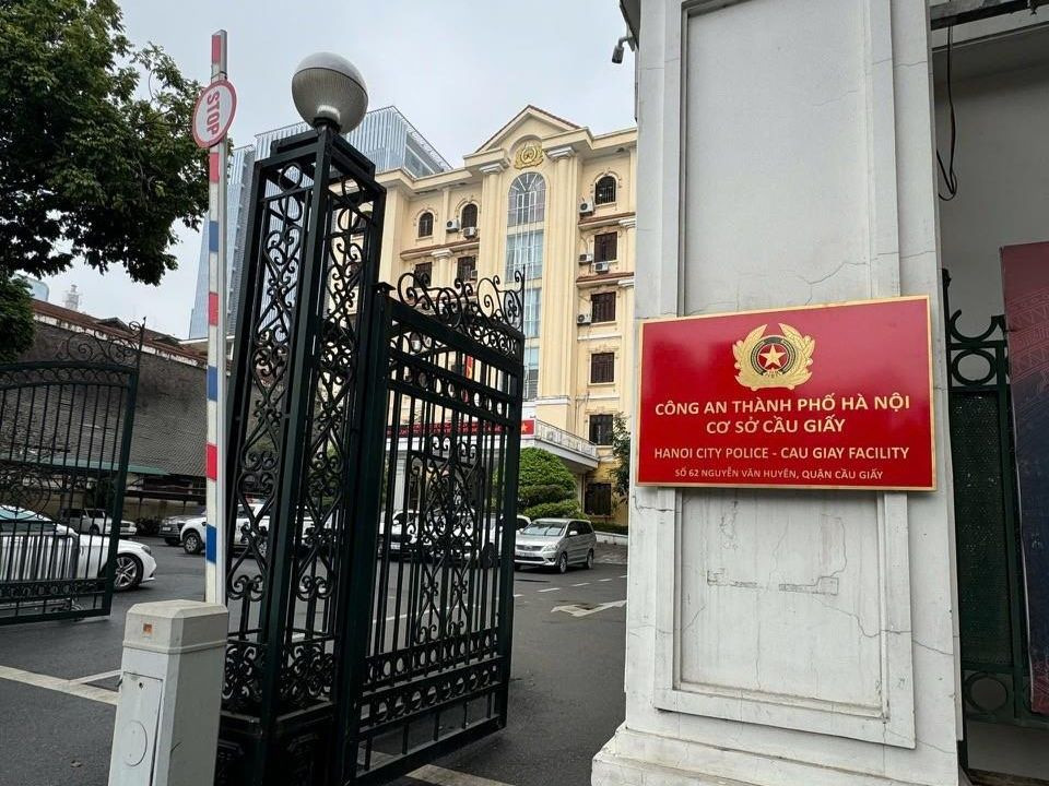 Trụ sở Công an quận Cầu Giấy cũ được gắn biển mới. Trụ sở Công an quận Cầu Giấy cũ được gắn biển mới.